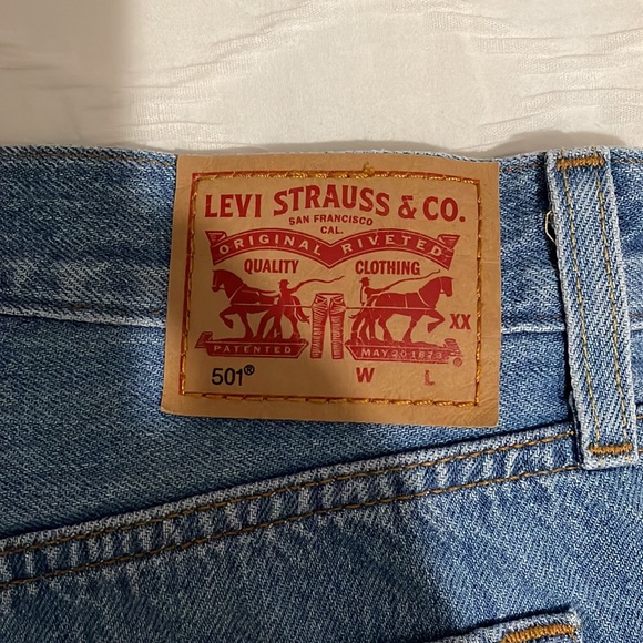 Levis 501 Jean Short - Picture 3 of 3
